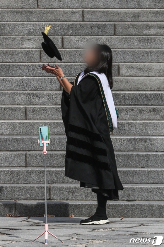 [사진] 코로나19 여파 '셀프' 졸업식