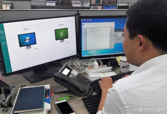 증권사 직원이 업무용과 인터넷용으로 이원화된 PC를 이용하고 있다. /사진=김유경기자