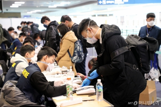 내달 대학 개강에 맞춰 입국한 중국 유학생들이 24일 인천국제공항 중국 전용 입국장에서 신원과 연락처 확인을 받고 있다. /사진=이기범 기자