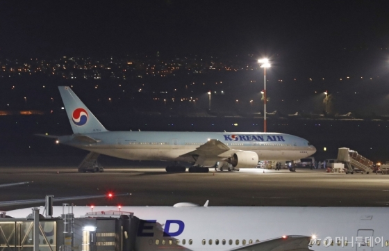 22일(현지시간) 이스라엘 텔아비브 인근 벤구리온 국제공항에 한국에서 출발한 여객기 한 대가 착륙해 있다. 이스라엘은 이날 코로나19 감염증에 대한 우려로 이 여객기에 탄 한국인 등 200여명의 입국을 금지했다. /사진제공=뉴스1(AFP)<br>