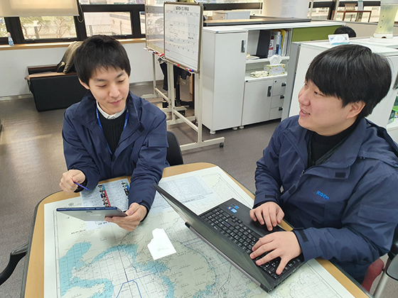 해양환경공단 직원들이 전자계약 서비스를 시연하고 있다/사진제공=해양환경공단