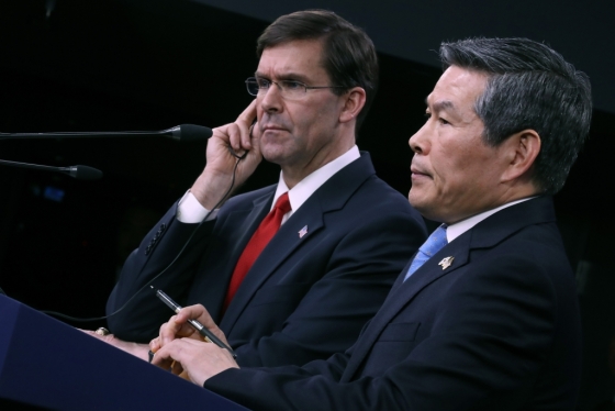 정경두 국방장관과 마크 에스퍼 미국 국방장관(왼쪽). /사진=AFP 