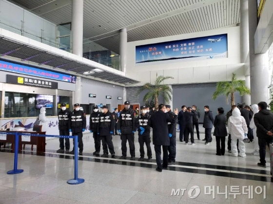 중국 웨이하이 공항에서 한국발 비행기에 탑승한 입국자에 대한 강제격리 조치가 취해졌다./사진=독자제공
