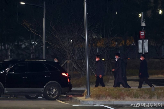 이명박 전 대통령이 25일 오후 서울 송파구 동부구치소에서 경호를 받으며 차량을 향해 이동하고 있다./사진=뉴시스