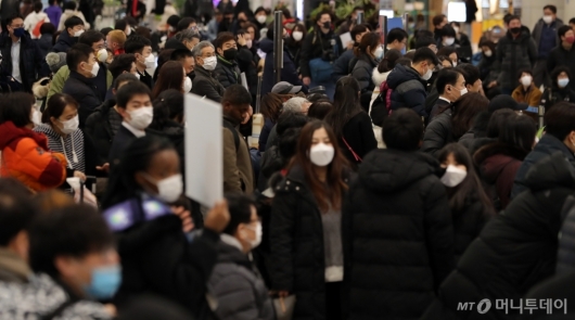 신종 코로나바이러스 감염증이 확산되고 있는 가운데 지난 4일 인천국제공항 제1터미널 입국장에서 마스크를 쓴 방문객들이 도착 승객들을 기다리고 있다/자료사진