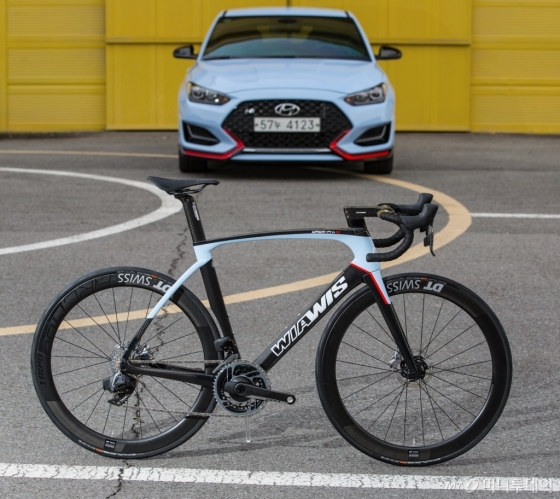 현대차가 공개한 'N 스페셜 에디션 자전거'와 벨로스터 N의 모습. /사진제공=현대차