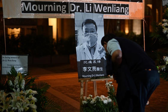리원량을 추모하고 있는 홍콩 시민들./사진=AFP