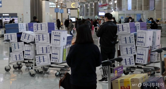 2월 4일 인천국제공항 제1터미널 출국장에서 중국인 관광객이 대량으로 구매한 마스크 박스가 쌓여 있다. /사진=이기범 기자 leekb@