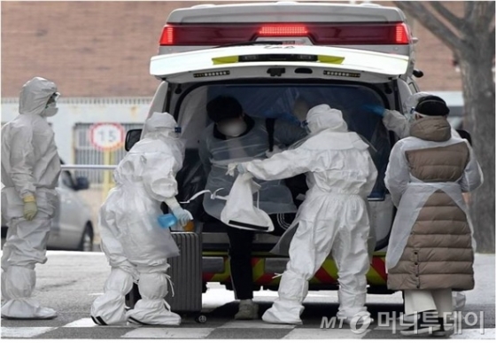 전담구급대가 코로나19 의심환자를 이송, 병원에 도착하고 있다./사진=서울시 제공