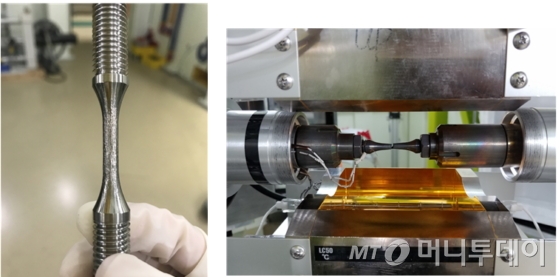 3D 프린팅법으로 제작된 시험용 엔트로피 합금(사진 왼쪽)과 시험 중인 엔트로피 합금(사진 오른쪽)./사진제공=한국원자력연구원