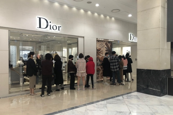 22일 신세계백화점 광주점 명품관의 디올 매장에 고객들이 줄 서서 입장을 기다리고 있다. 