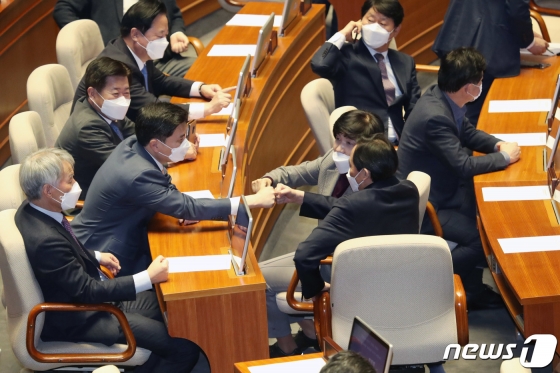 우상호, 김영주 더불어민주당 의원과, 지상욱 미래통합당 의원이 26일 오후 서울 여의도 국회에서 열린 본회의에 참석해 주먹을 맞대며 인사를 하고 있다. /사진=뉴스1.