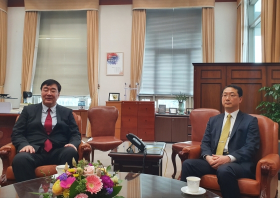 싱하이밍 대사(사진 왼쪽)와 김건 외교부 차관보/사진제공=외교부 