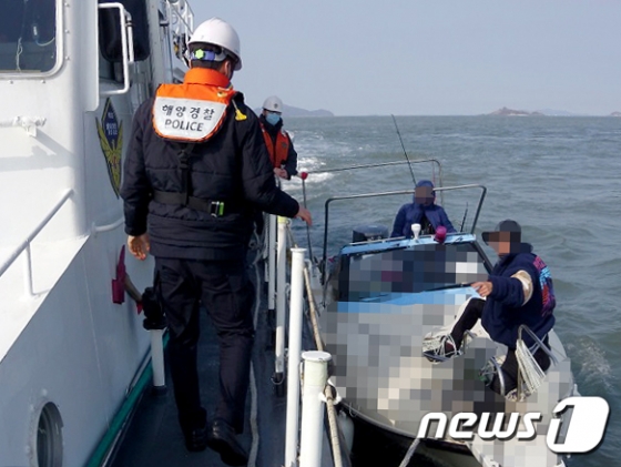 [사진] 인천해양경찰서, 승봉도 인근 해상 표류 모터보트 승선원 3명 구조