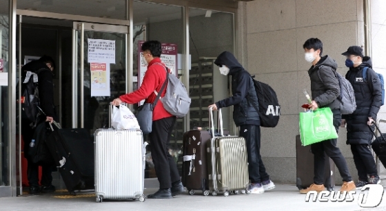 지난 24일 오후 충북대학교에서 중국인 유학생들이 기숙사로 들어가기 위해 이동하고 있다./뉴스1 © News1 김용빈 기자