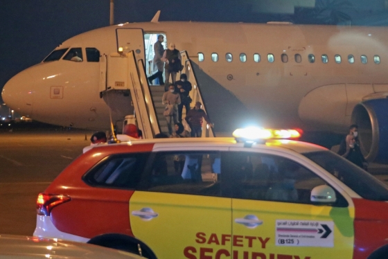23일 이란에서 돌아온 쿠웨이트인들이 쿠웨이트시티의 셰이크사드 공항에서 내리고 있다. /사진=AFP 