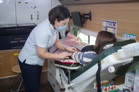 지난 18일 한국도로공사 본사 직원이 헌혈에 참여하고 있다./사진=도로공사 제공