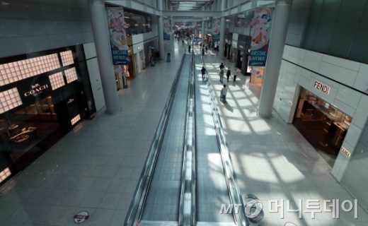 코로나19의 영향으로 한국인의 입국 제한 또는 금지하는 나라가 늘어가고 있는 가운데 2일 인천국제공항 면세구역이 한산한 모습을 보이고 있다. / 사진=이기범 기자 leekb@