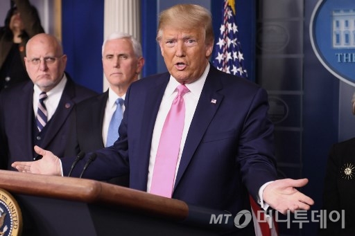 도널드 트럼프 미국 대통령이 26일 오후 6시30분(현지시간) 백악관에서 열린 코로나19 관련 기자회견에서 발언하고 있다./사진=AFP