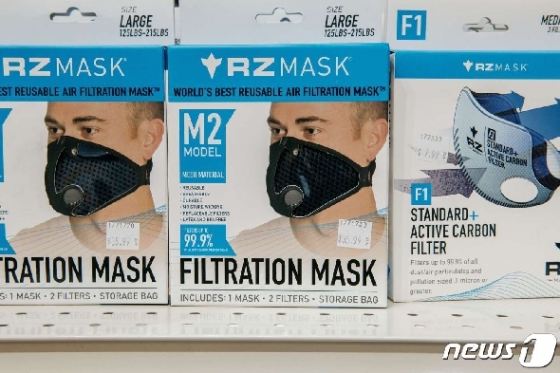 미국 매장에 진열된 의료용 마스크. © AFP=뉴스1
