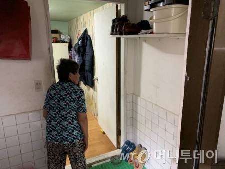 서울시 송파구 거여동 반지하촌 한 방 모습. /사진=임찬영 기자