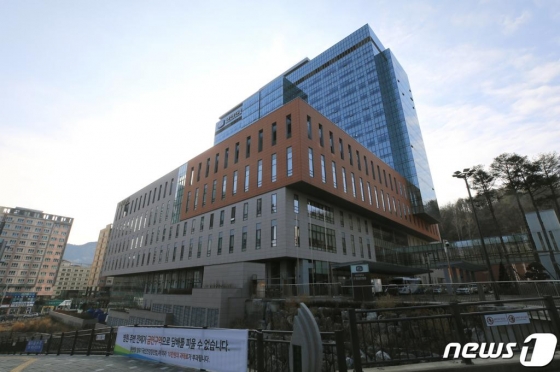 26일 서울 가톨릭대 은평성모병원이 내원객의 출입이 통제돼 한산하다. /사진=뉴스1
