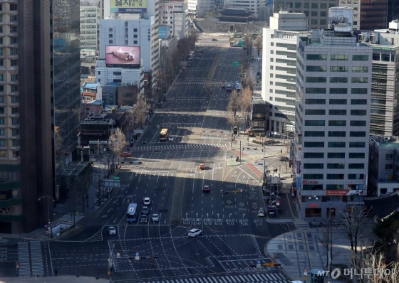 신종 코로나바이러스 감염증(코로나19) 확진자가 급속도로 증가하는 가운데 23일 오전 서울 도심이 한산한 모습을 보이고 있다. /사진=	홍봉진 기자 honggga@