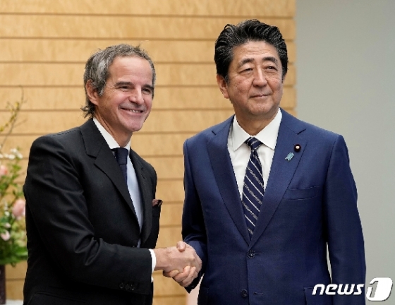 라파엘 마리아노 그로시 국제원자력기구(IAEA) 사무총장(왼쪽)이 지난 25일 일본 총리 관저에서 아베 신조 총리를 만나 악수하고 있다. © 로이터=뉴스1