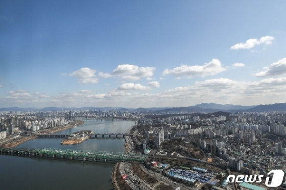 [사진] '코로나19 없는 세상처럼...' 맑은 하늘 펼쳐진 서울