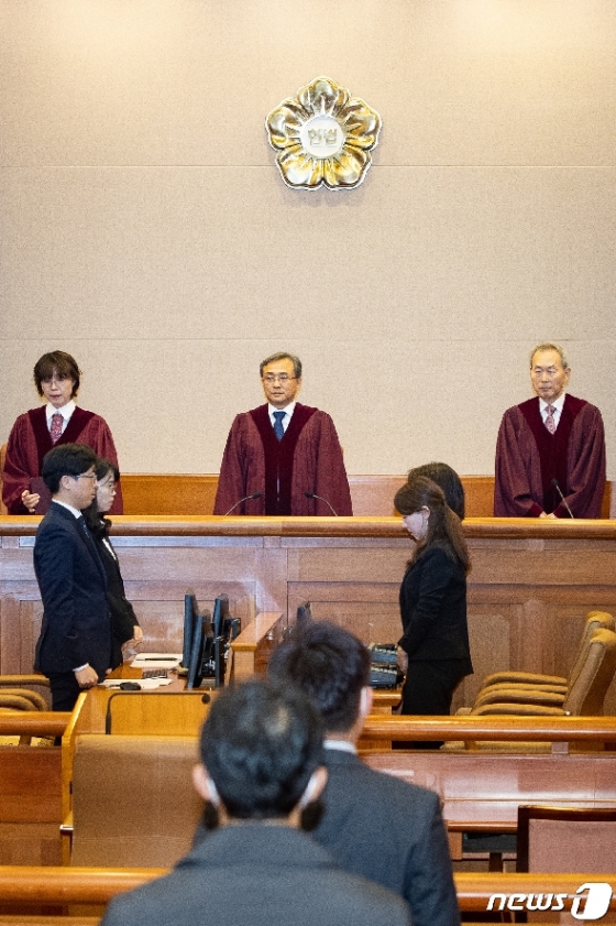[사진] 자리하는 헌법재판관들