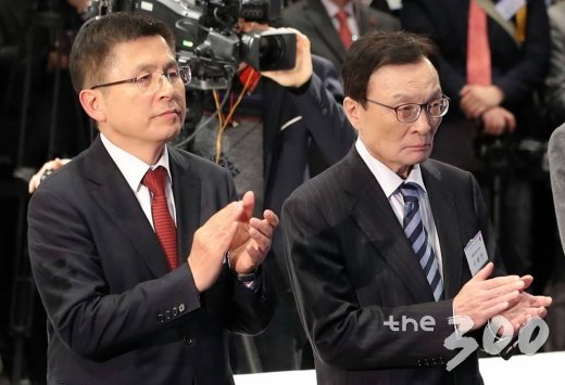 이해찬 더불어민주당 대표(오른쪽)와 황교안 자유한국당 대표가 3일 서울 강남구 코엑스에서 열린 '2020 경제계 신년인사회'에 참석해 박수를 치고 있다./사진=이기범 기자