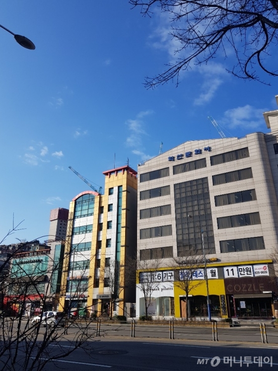 엑소 세훈이 소유한 상도동 빌딩(노란색건물) 전경/사진=조한송 기자