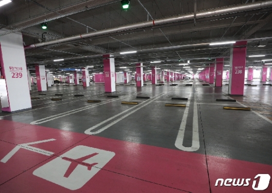 [사진] '공항 이용객 급감' 한산한 공항 주차장