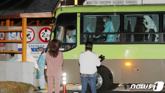 [사진] 서울 도착한 청도 대남병원 코로나19 확진자들