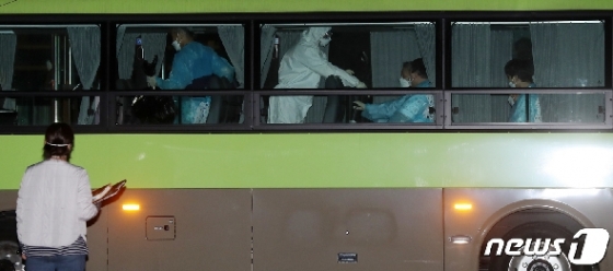 [사진] 청도 대남병원 코로나19 확진자들, 국립정신건강센터 도착
