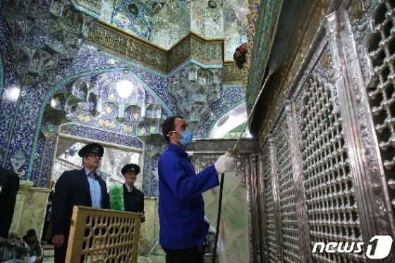 25일 이란 종교도시 곰의 한 이슬람 성지에서 소독 작업이 실시되고 있다. © AFP=뉴스1