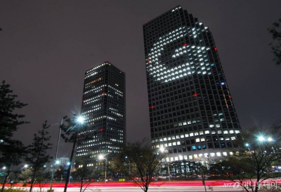 LG전자가 서울 여의도 LG트윈타워 서관 건물 전면에 실내조명으로 알파벳 'G'를 형상화한 이색 광고를 하고 있다. (사진=LG전자)