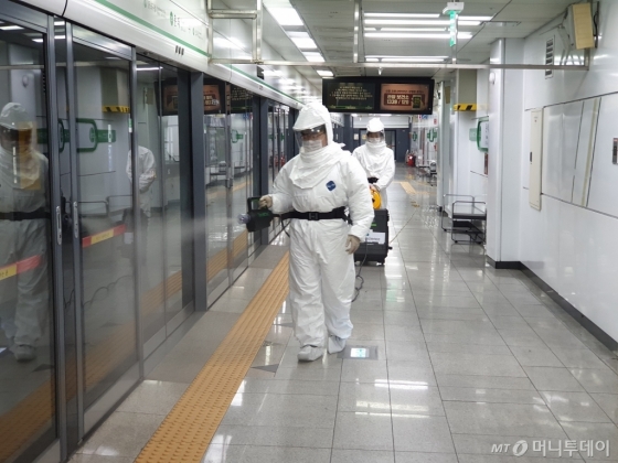 지하철에서 방역요원들이 방역작업을 하고 있는 모습./사진=서울교통공사 제공
