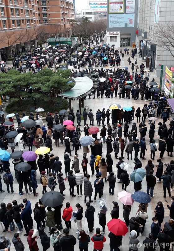 28일 서울 양천구 목동 행복한백화점에서 시민들이 마스크를 구매하기 위해 길게 줄지어 서 있다. /사진=독자 문창재 씨, 뉴시스 제공