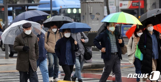   28일 오후 서울 광화문광장에서 우산을 쓴 시민들이 발걸음을 재촉하고 있다. 2020.2.28/ 사진 = 뉴스 1