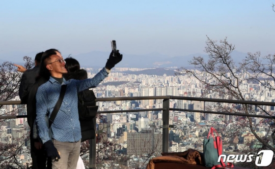  전국적으로 미세먼지 농도가 ‘좋음’ 단계인 12일 서울 남산을 찾은 관광객들이 기념사진을 찍고 있다. / 사진 = 뉴스 1