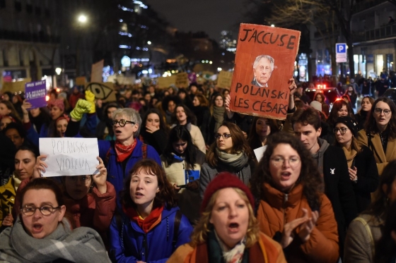 28일(현지시간) 프랑스 파리 살 플레옐 극장앞에서 시민 수백 명이 로만 폴란스키 감독과 세자르 영화제를 비판하는 시위를 열고 있다/사진=AFP