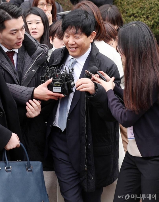 여객자동차 운수사업법 위반 혐의를 받고있는 이재웅 쏘카 대표가 지난 19일 오전 서울중앙지방법원에서 열린 1심 선고 공판에서 무죄를 선고받은 뒤 나서고 있다. / 사진=김휘선 기자 hwijpg@
