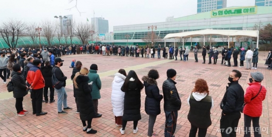 서울·경기지역 농협 하나로마트에서 마스크 판매가 시작된 1일 오후 서울 하나로마트 양재점에 마스크를 구매하러 온 시민들이 줄지어 서 있다. / 사진=이동훈 기자 photoguy@