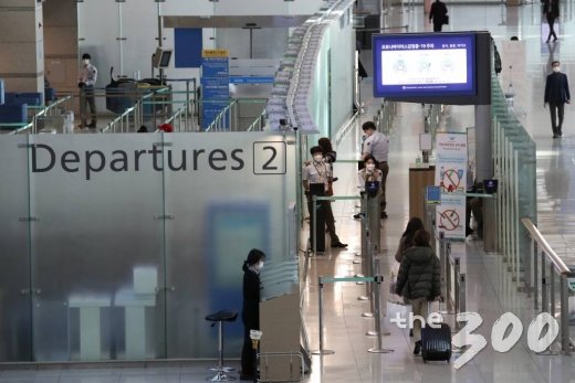  코로나19 여파로 한국인의 입국을 거부하는 국가들이 늘어나고 있는 가운데 26일 인천국제공항 제1터미널 출국장이 한산한 모습을 보이고 있다.