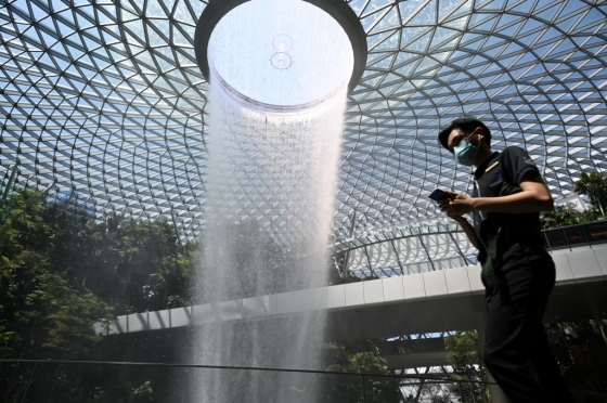 마스크를 쓴 싱가포르 시민. /사진=AFP