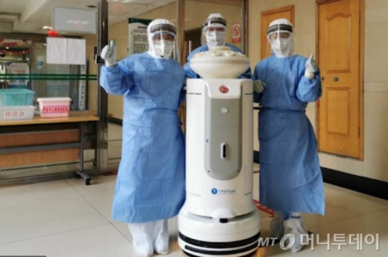 TMiROB가 중국 주요병원에 공급한 자율주행 로봇. 병원내 살균제 분사 및 의약품 배송업무를 수행한다./사진=시아순 웹사이트