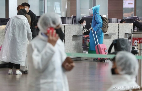 코로나19의 영향으로 한국인의 입국 제한 또는 금지하는 나라가 늘어가고 있는 가운데 2일 인천국제공항 출국장에서 중국인 탑승객이 수속을 밟고 있다. / 사진=이기범 기자 leekb@