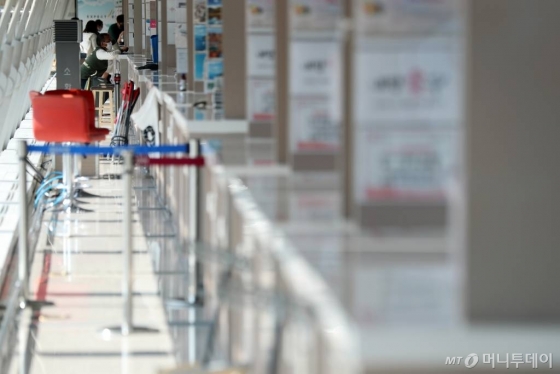 코로나19의 영향으로 한국인의 입국 제한 또는 금지하는 나라가 늘어가고 있는 가운데 2일 인천국제공항 내 여행사 카운터가 한산한 모습을 보이고 있다. /사진=이기범 기자 leekb@