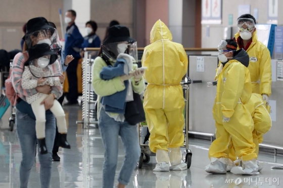  코로나19의 영향으로 한국인의 입국 제한 또는 금지하는 나라가 늘어가고 있는 가운데 2일 인천국제공항에서 방역복을 착용한 중국인 가족들이 출국하고 있다. / 사진=이기범 기자 leekb@